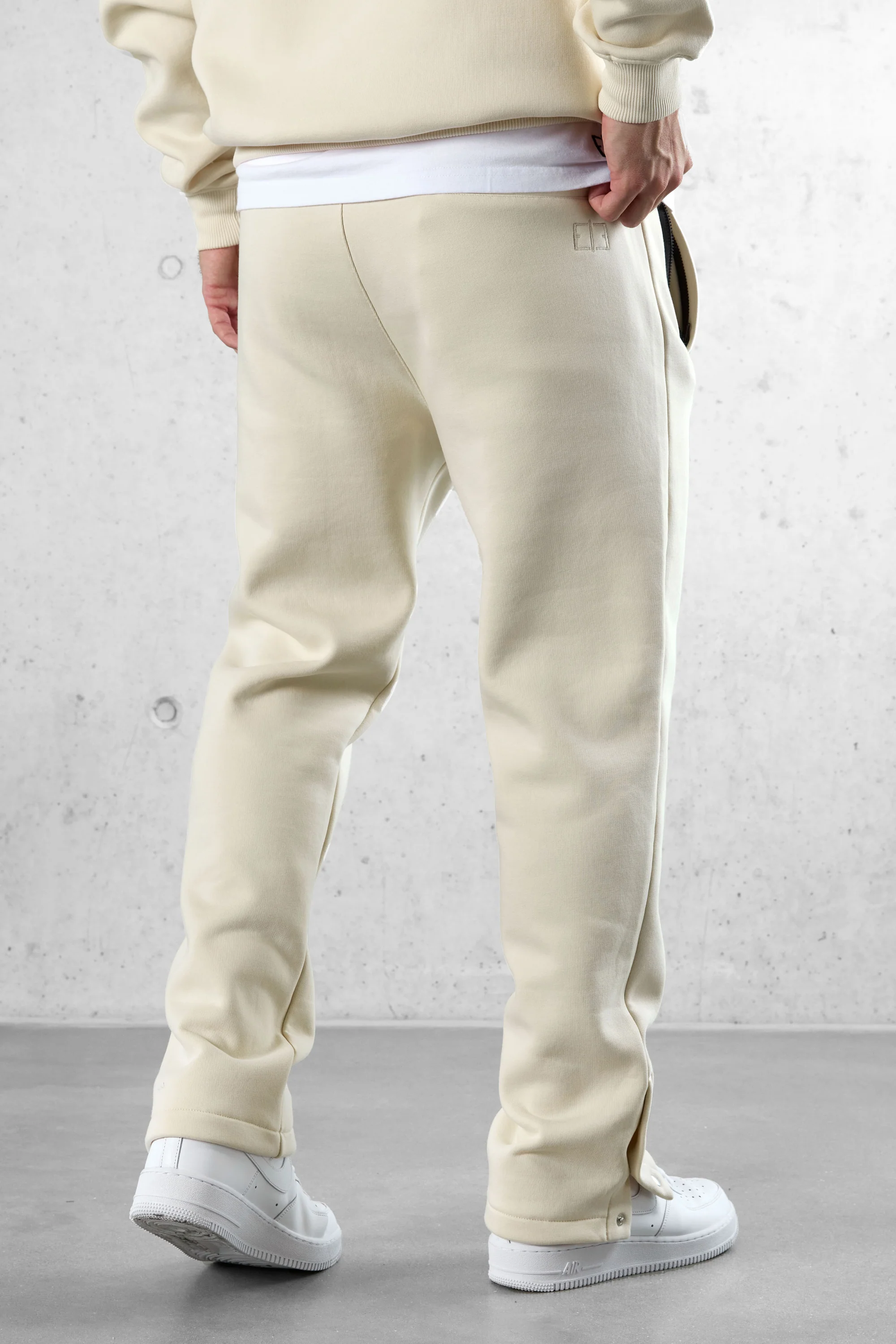 BEIGE ESSENTIAL BUTTONS JOGGER - Image 4