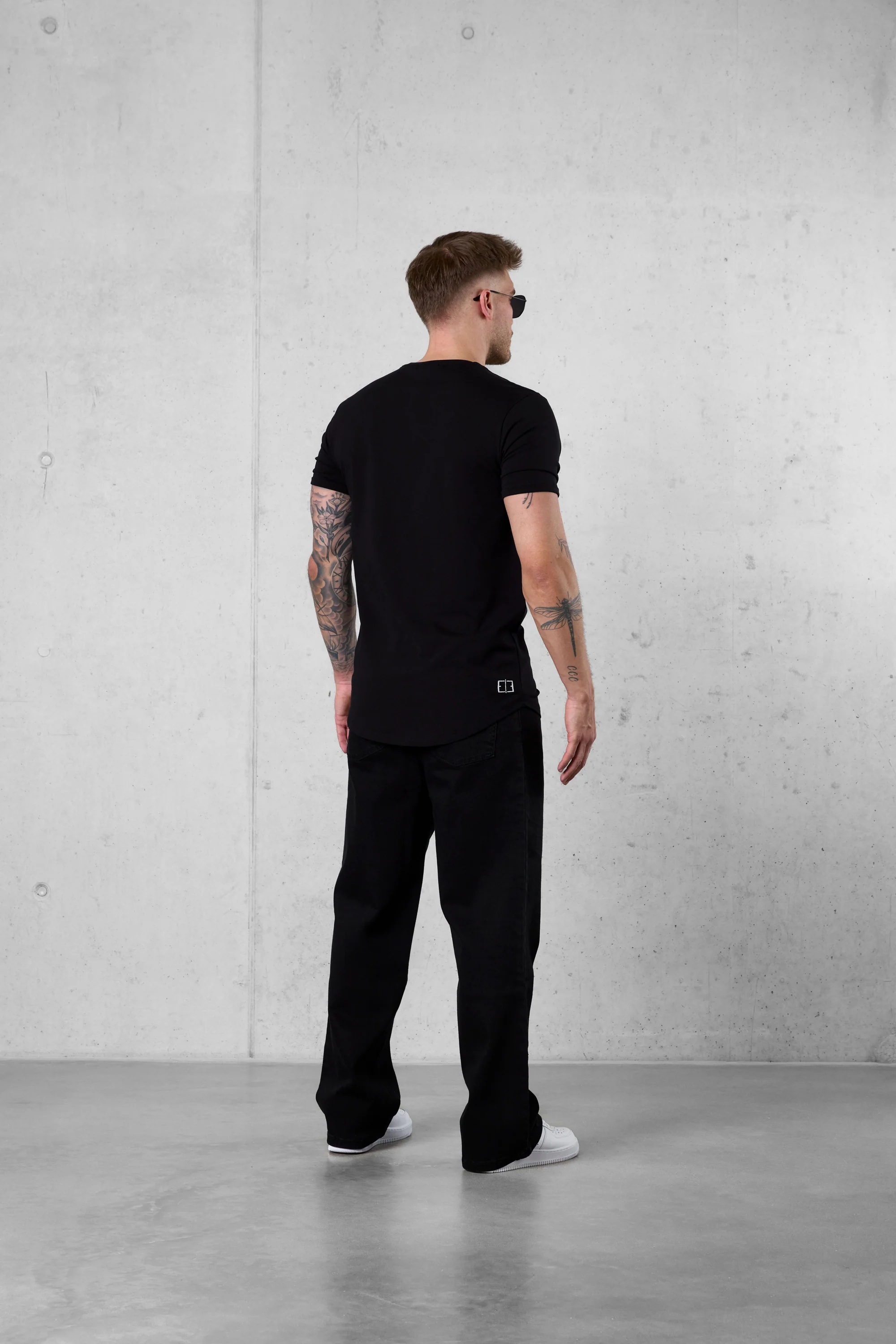 BLACK BASIC TEE - Image 4