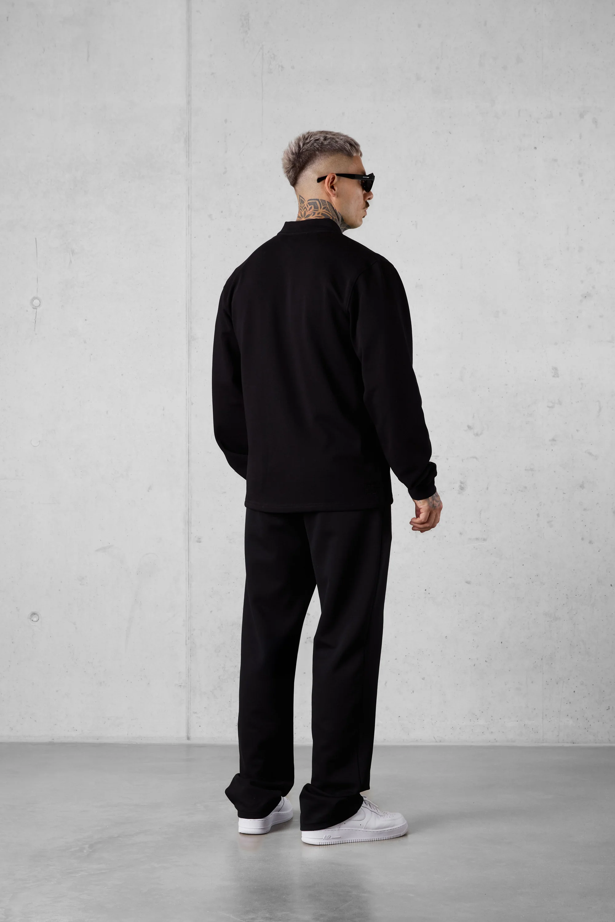 BLACK ESSENTIAL ZIP SWEATER - Image 4