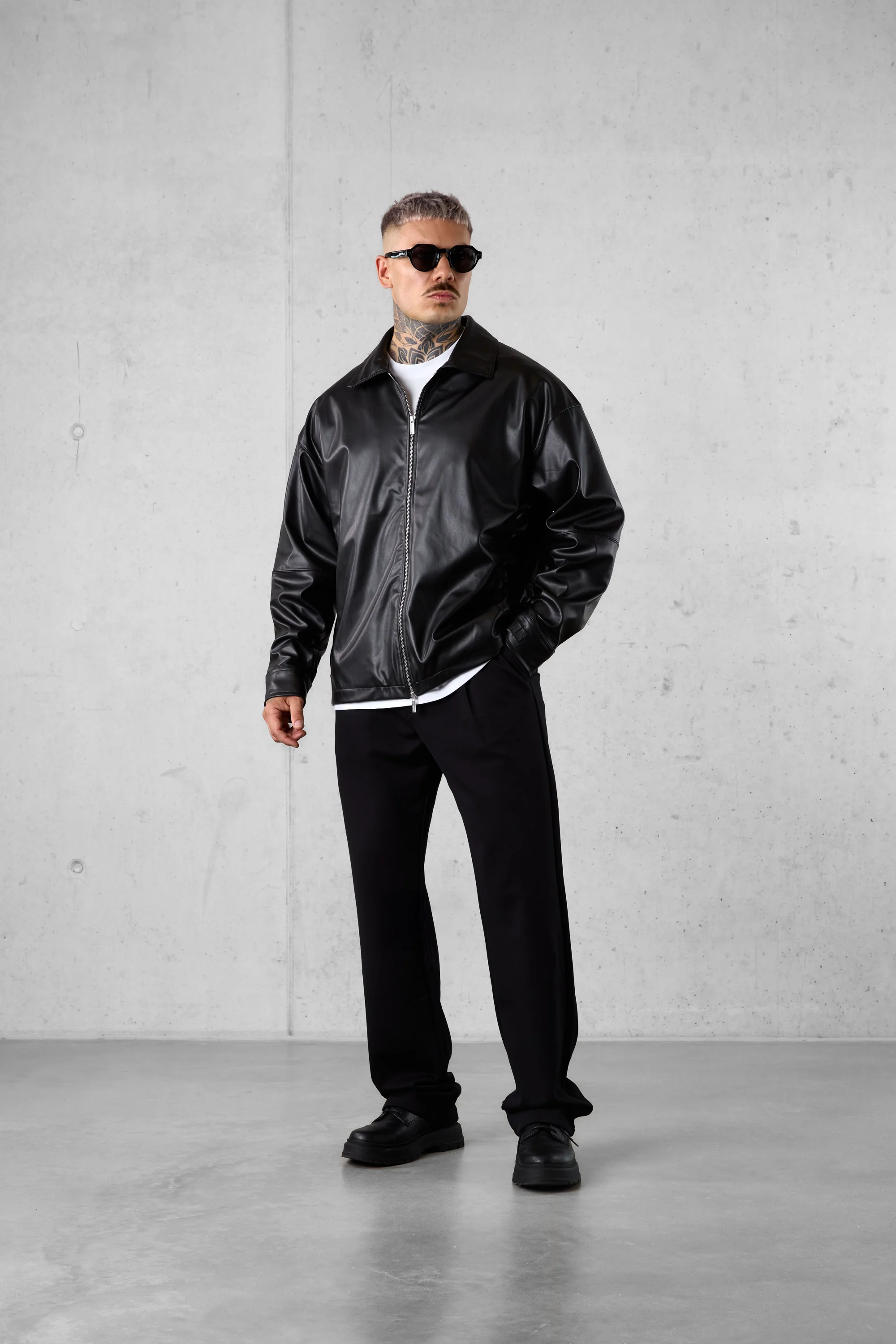 BLACK VEGAN LEATHER OVERSIZED JACKET - Image 3