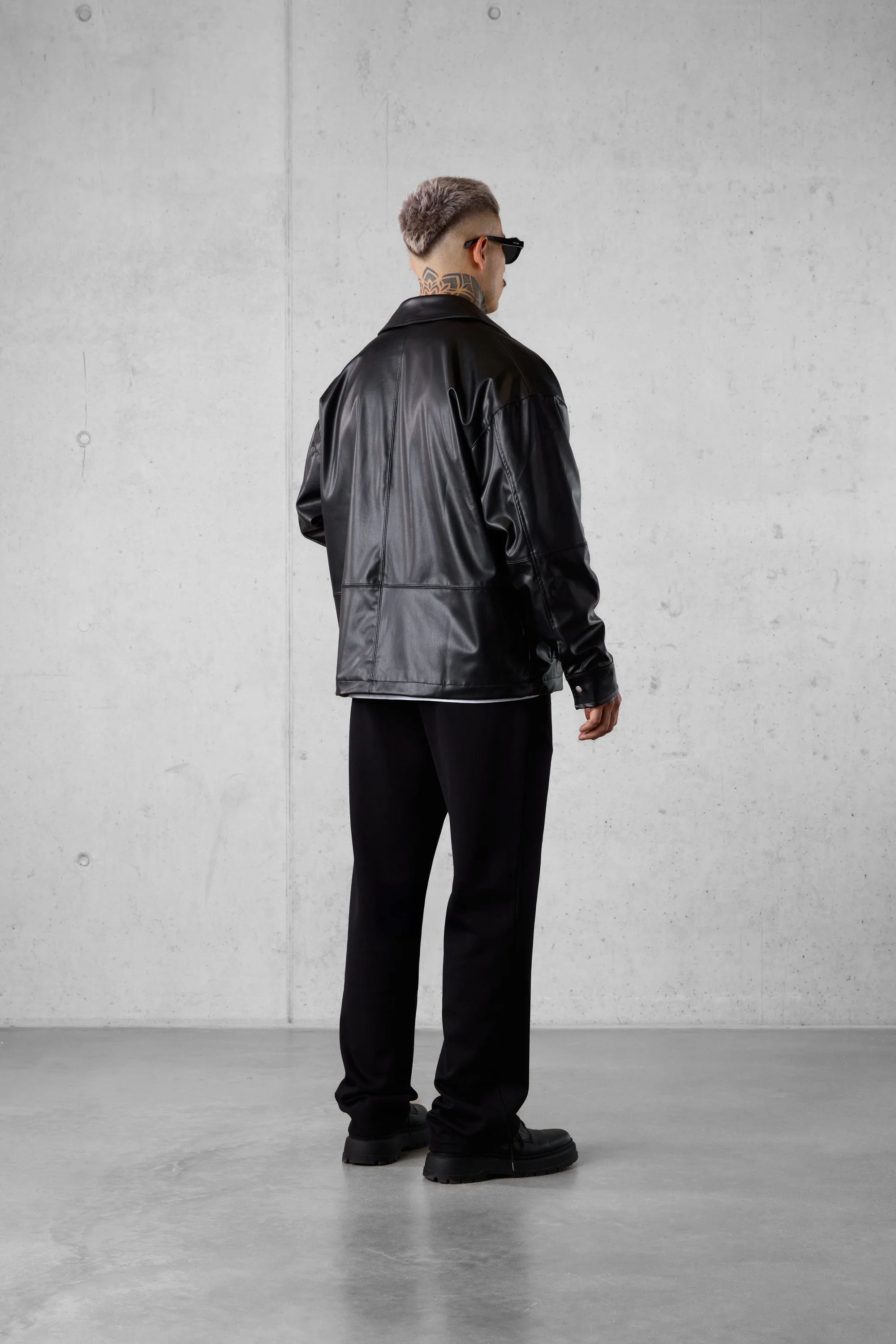 BLACK VEGAN LEATHER OVERSIZED JACKET - Image 4