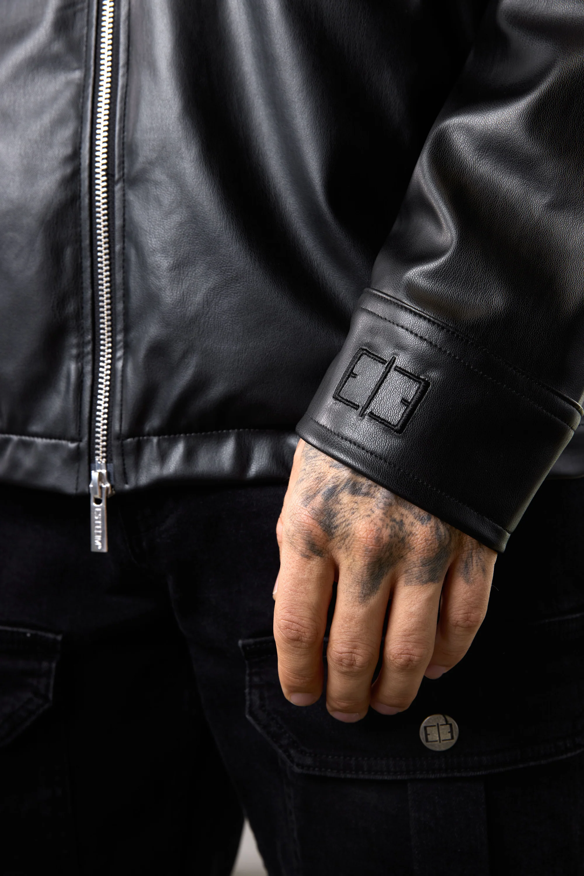 BLACK VEGAN LEATHER OVERSIZED JACKET - Image 5