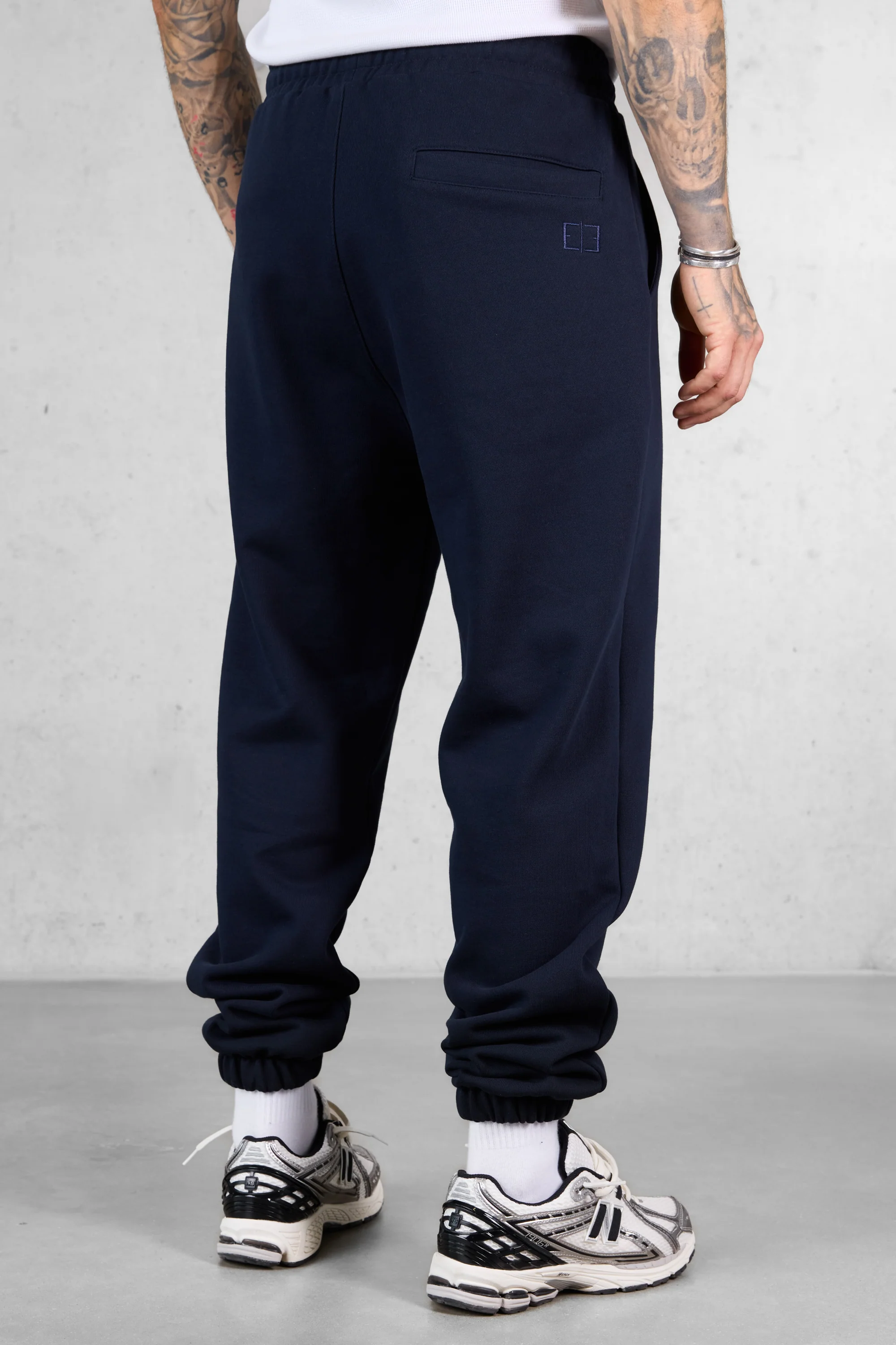 DARKSAPPHIRE ESSENTIAL JOGGER - Image 5
